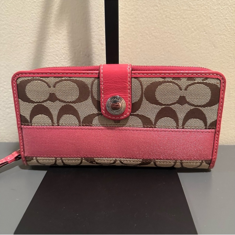 Coach Signature Brown and Pink
Canvas Wallet Leather Trim